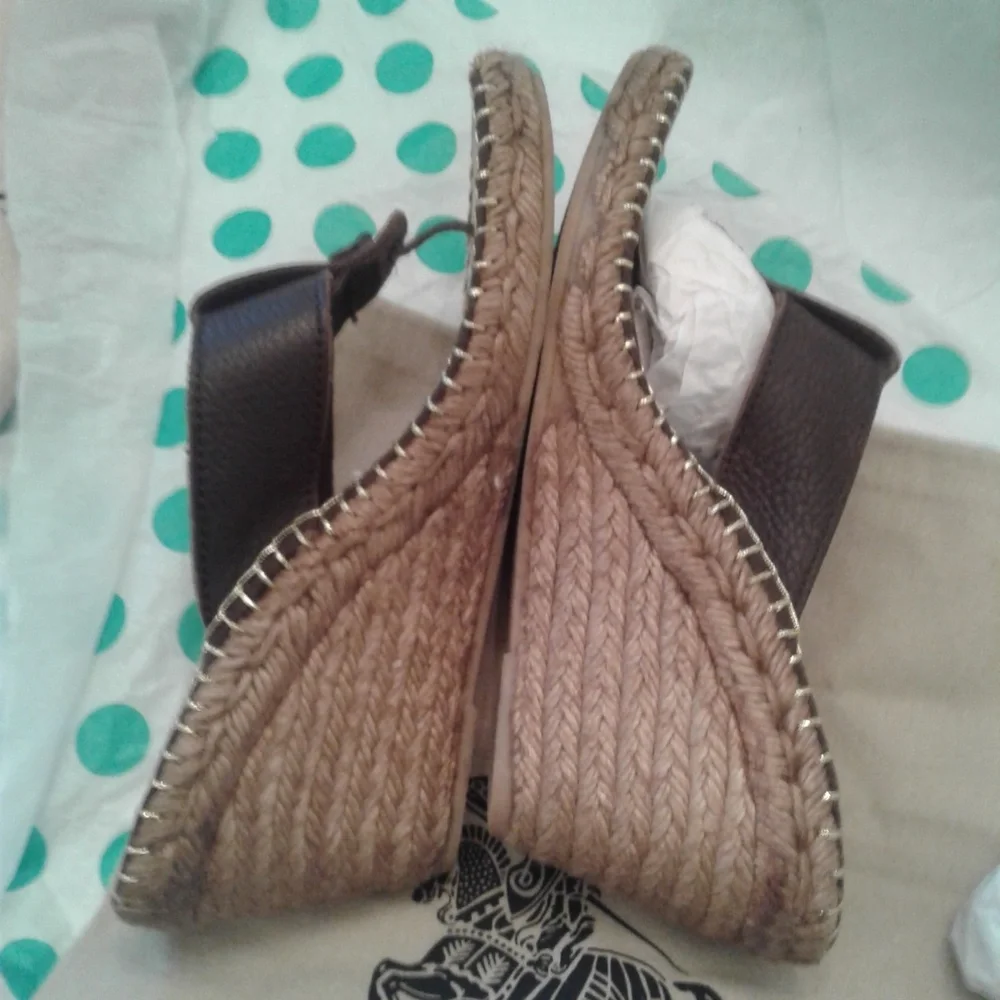 👡 Burberry Signature Nova Check Wedge Sandals 👡 - Picture 4 of 8